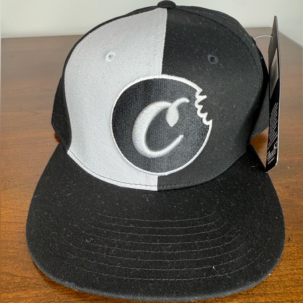 STARTER Black Snapback Cap with White Embroidered Logo